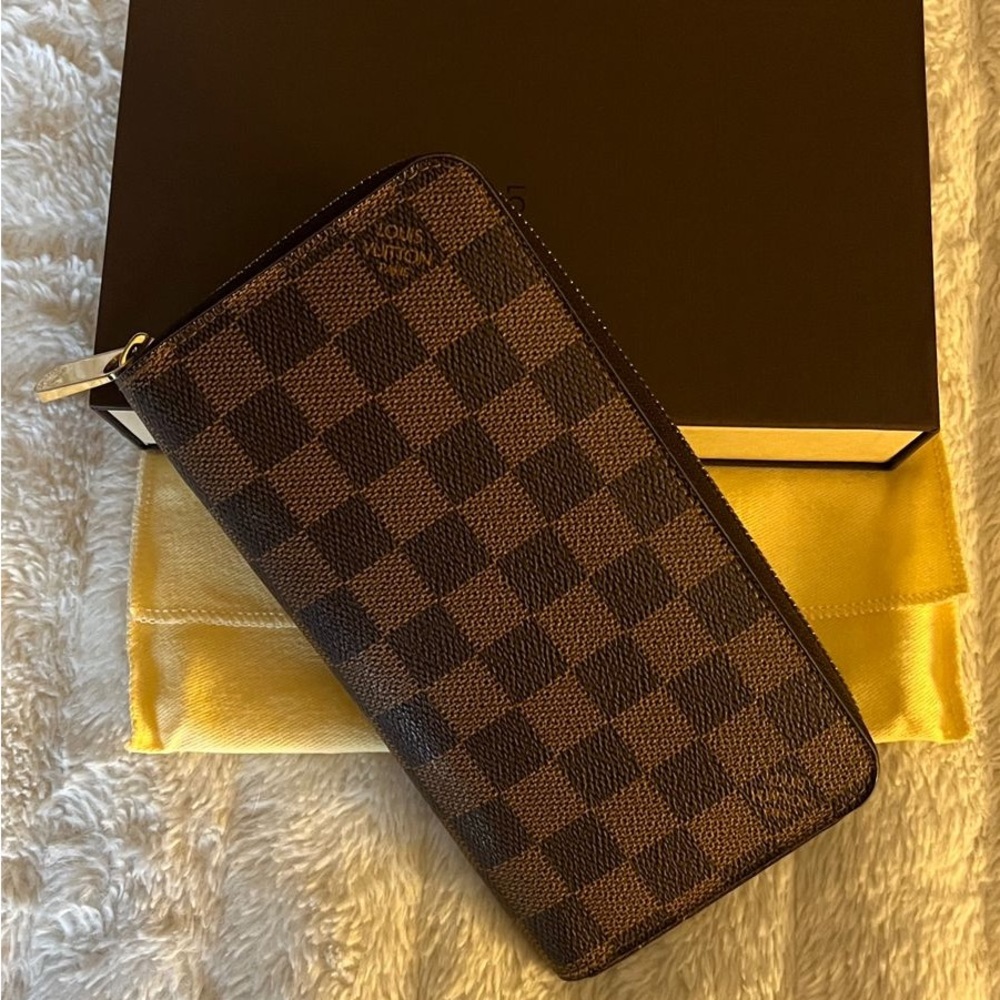 Louis Vuitton Wallet (LIKE NEW CONDITION) Zippy Wallet